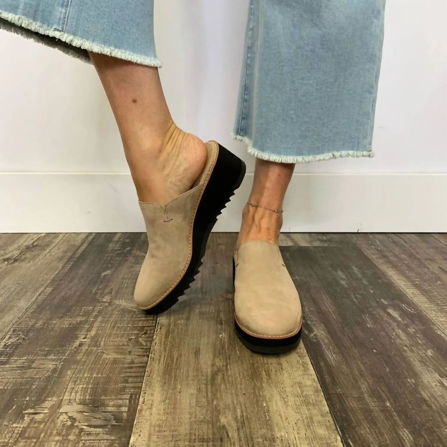 Loti Suede Clog In Barley