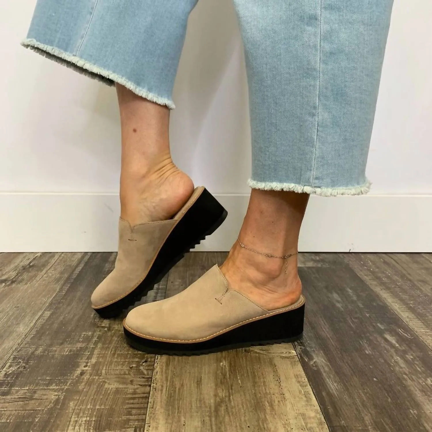 Loti Suede Clog In Barley