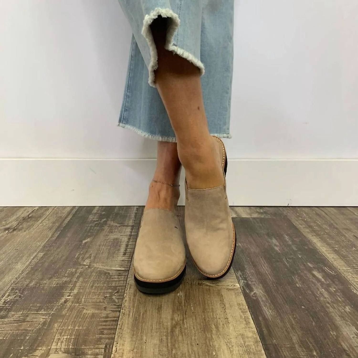Loti Suede Clog In Barley