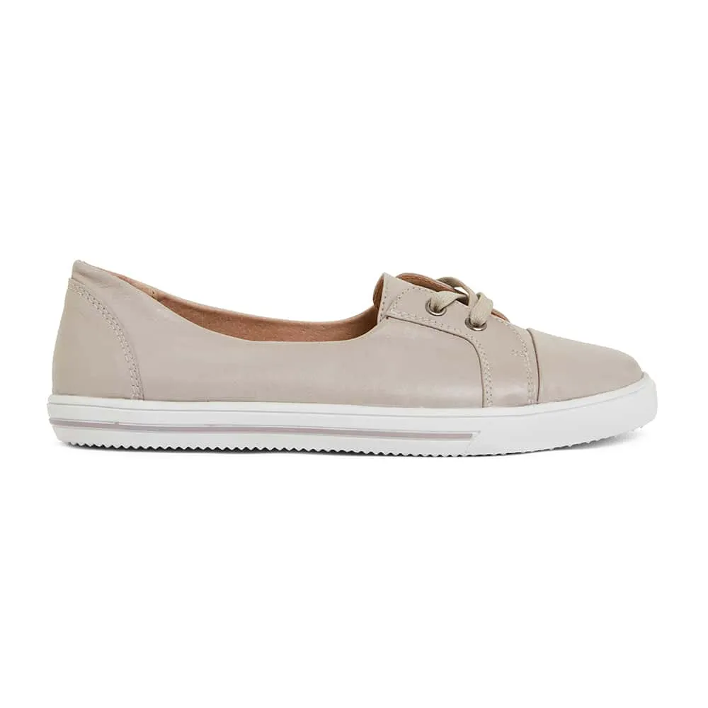 Vectra Sneaker in Light Grey Leather