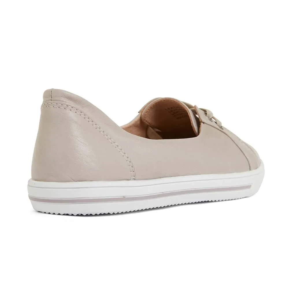 Vectra Sneaker in Light Grey Leather