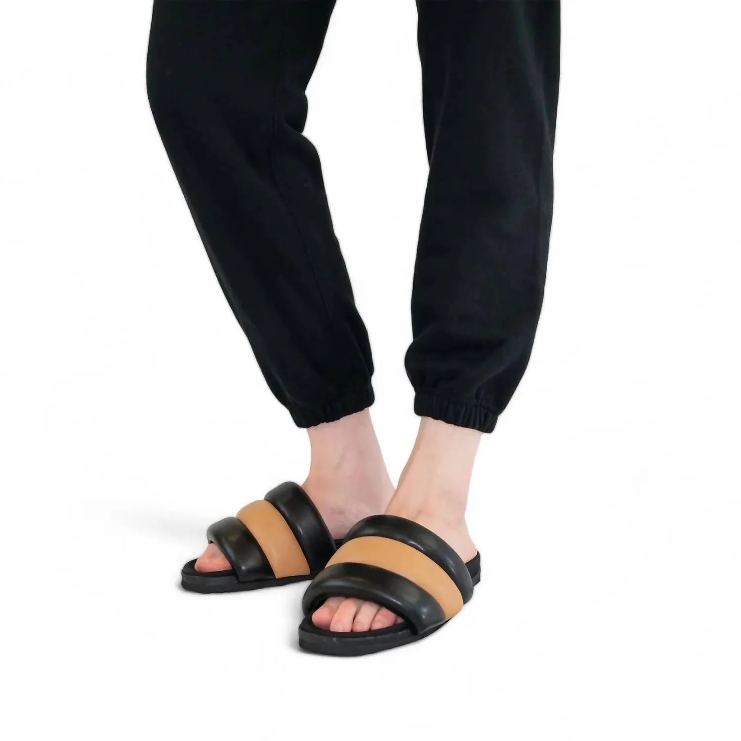 Women's Puffy Sandal In Beige/black