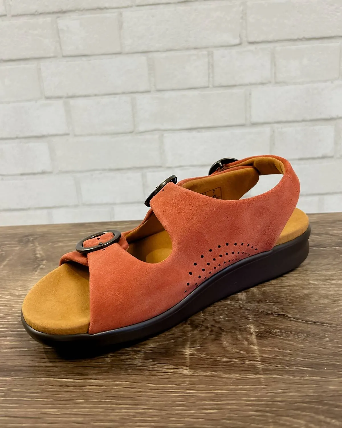 Women's Relaxed Sandal In Rust