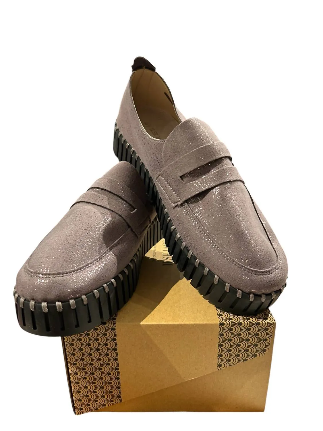 Women's Tulip Faux Leather Shoe In Grey Black